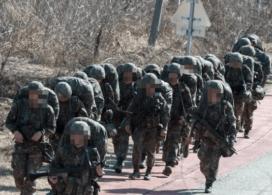 완전군장 한 채 행군하는 모습