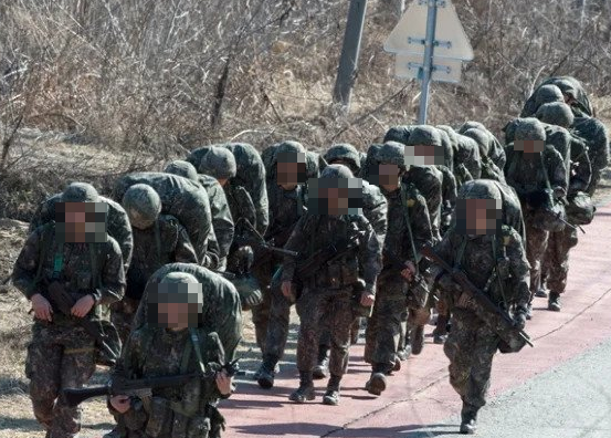 완전군장 한 채 행군하는 모습