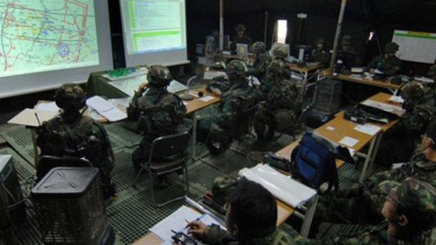 지휘통제실 근무하는 행정병