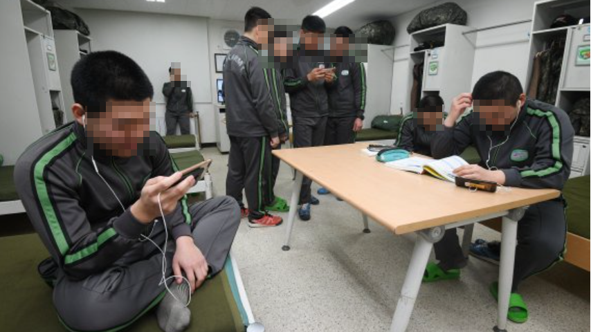 군인 휴대폰 사용