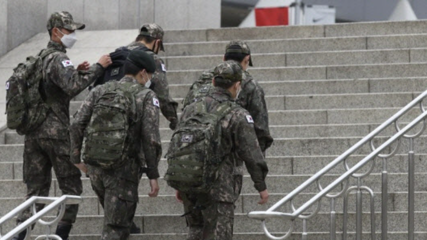 신병위로휴가 가는 군인들