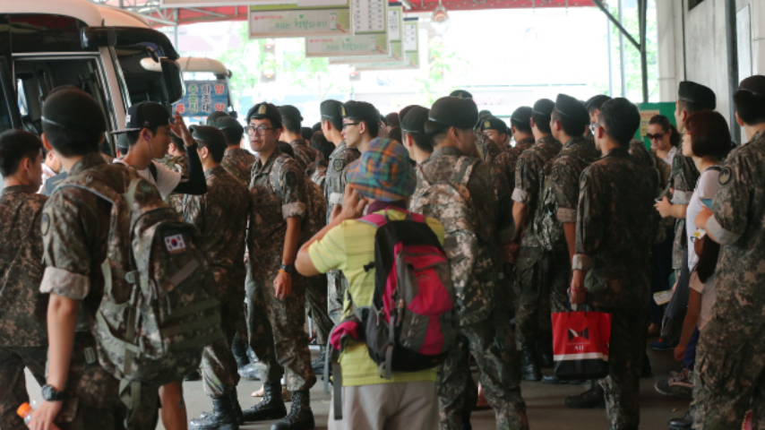 동서울터미널에서 신병위로휴가 가는 군인